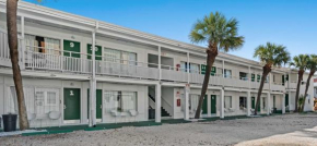 Studio 1 King Bed Sleeps 2 Pet-Friendly